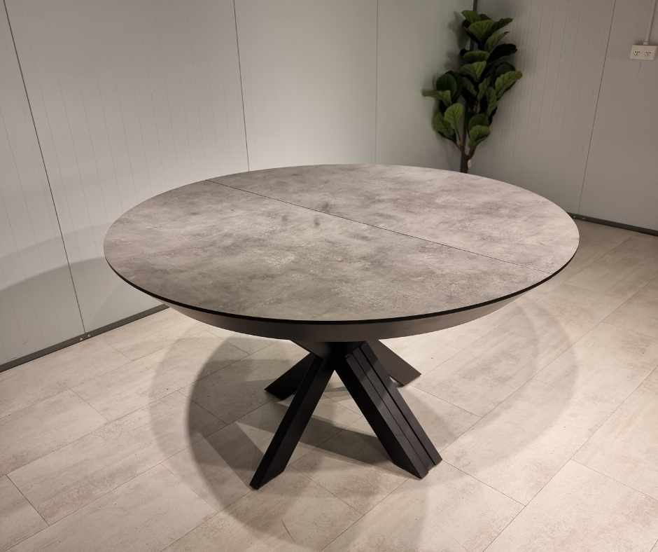 פינת אוכל עגולה CR- ברצלונה